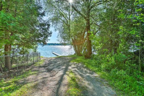 Quaint East Leland Cottage - Walk To Lake!