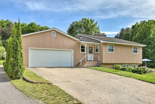 Quaint East Leland Cottage - Walk To Lake!