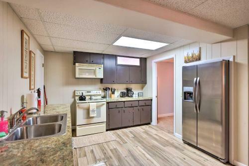 Quaint East Leland Cottage - Walk To Lake!