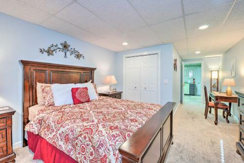 Quaint East Leland Cottage - Walk To Lake!