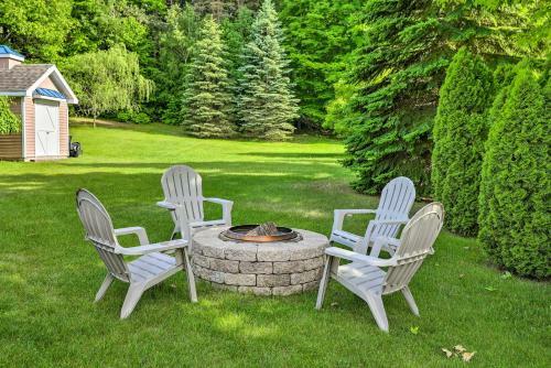 Quaint East Leland Cottage - Walk To Lake!