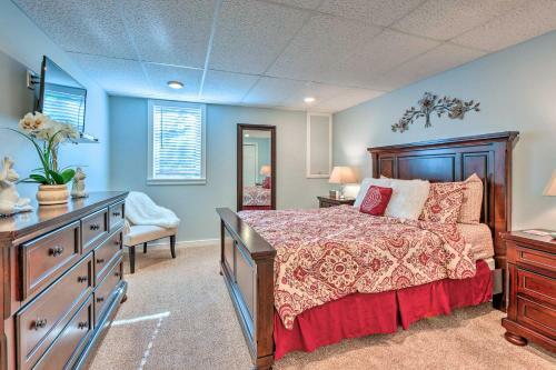 Quaint East Leland Cottage - Walk To Lake!