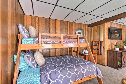 Quaint East Leland Cottage - Walk To Lake!