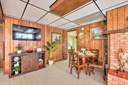 Quaint East Leland Cottage - Walk To Lake!