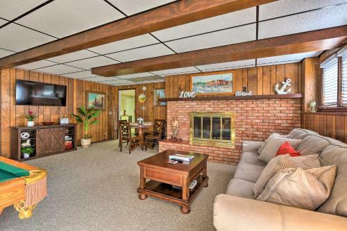Quaint East Leland Cottage - Walk To Lake!
