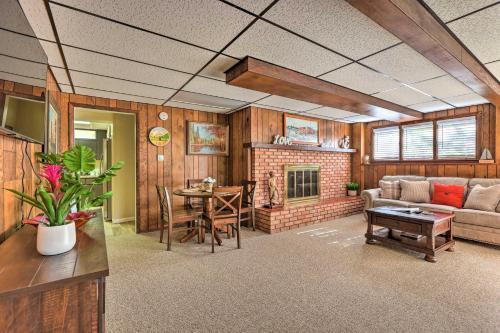 Quaint East Leland Cottage - Walk To Lake!