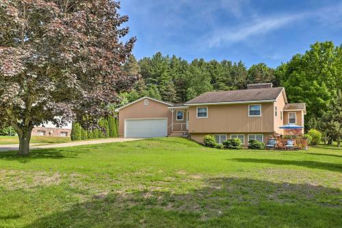 Quaint East Leland Cottage - Walk To Lake!