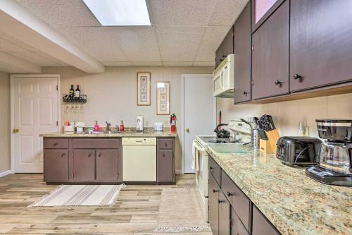 Quaint East Leland Cottage - Walk To Lake!