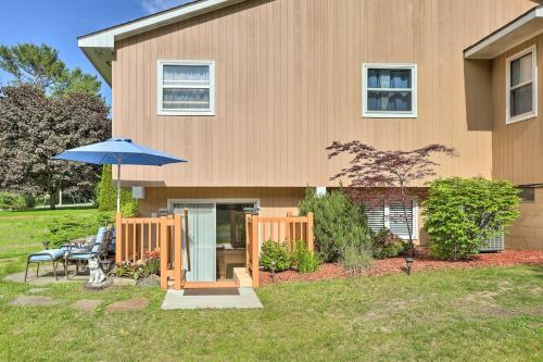 Quaint East Leland Cottage - Walk To Lake!