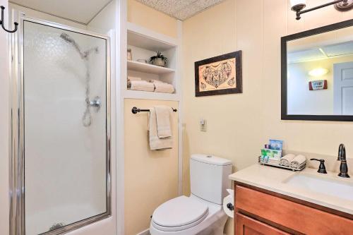 Quaint East Leland Cottage - Walk To Lake!