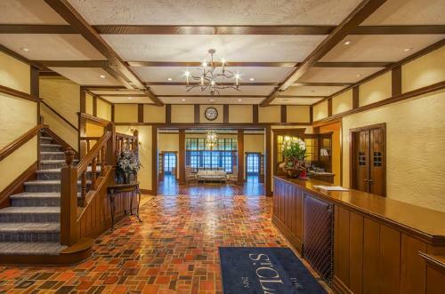 Hotel St. Clair Inn