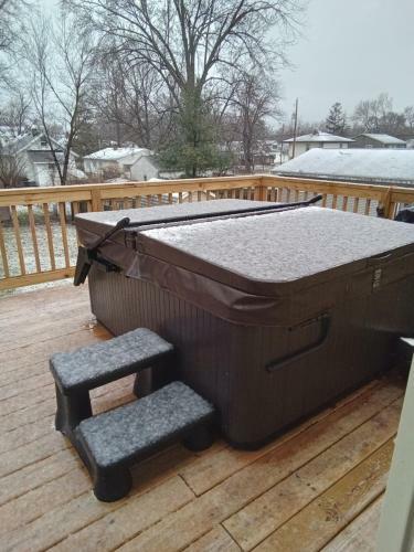Outdoor Hot Tub And Cozy King Bed