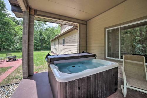 Spacious House On Half Acre Less Than 3 Mi To Beach!