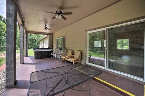 Spacious House On Half Acre Less Than 3 Mi To Beach!
