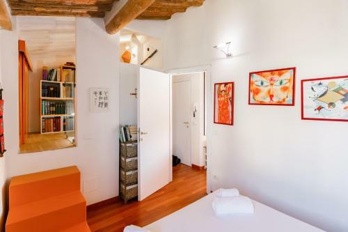 Piazza Dei Cavalieri Orange Attic Apartment