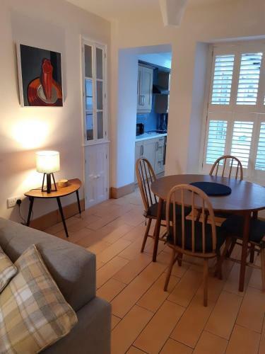 Sanderling - Grade 2 Listed Georgian Townhouse By The Sea