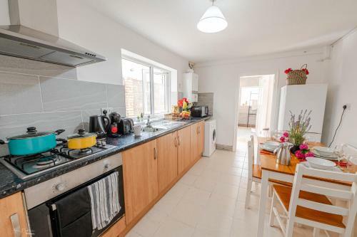 Cheerful 4 Bedrooms Home 8 Mn To Train Station