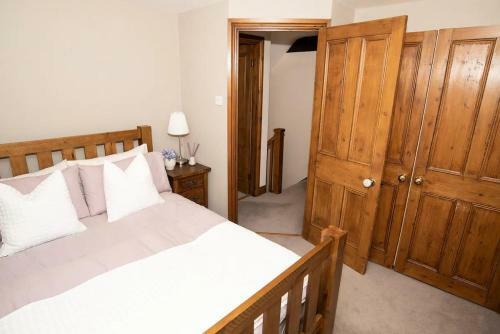 Bumble Bee Cottage - Luxury Countryside Cottage
