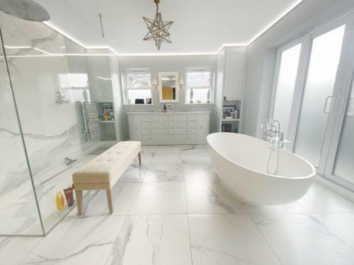 Entire Seaside Luxury Home With On Site Parking!