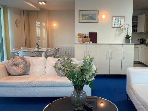 Poole Quay Spacious Family Apartment & Parking