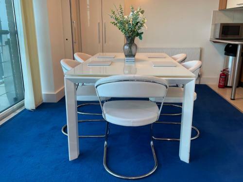 Poole Quay Spacious Family Apartment & Parking