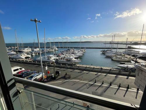 Poole Quay Spacious Family Apartment & Parking