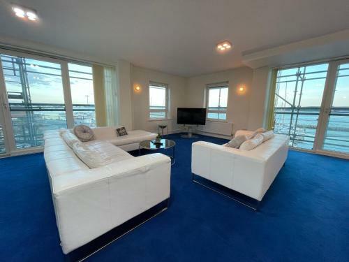 Poole Quay Spacious Family Apartment & Parking