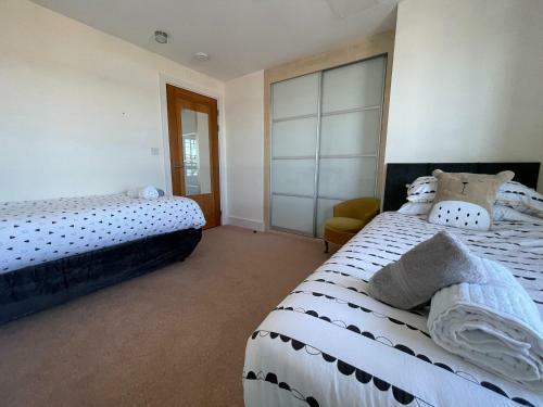 Poole Quay Spacious Family Apartment & Parking