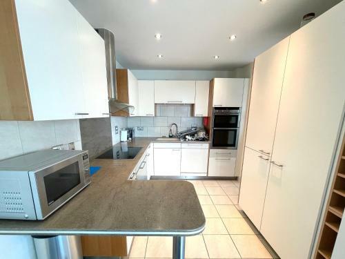 Poole Quay Spacious Family Apartment & Parking