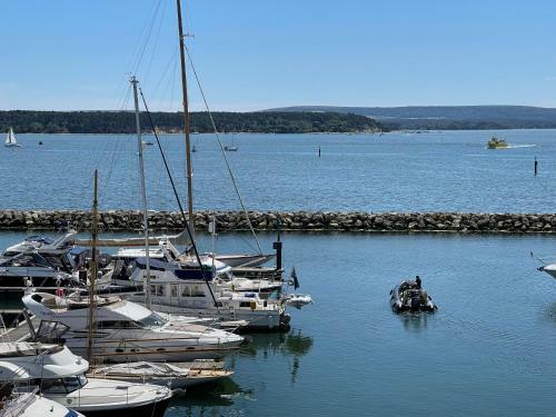 Poole Quay Spacious Family Apartment & Parking