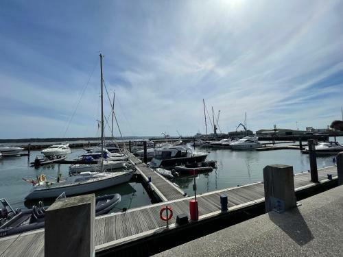 Poole Quay Spacious Family Apartment & Parking