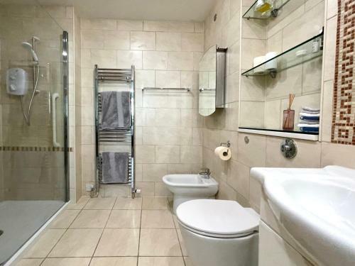 Poole Quay Spacious Family Apartment & Parking