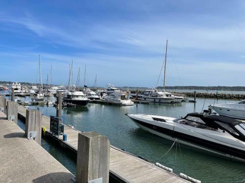 Poole Quay Spacious Family Apartment & Parking