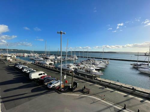 Poole Quay Spacious Family Apartment & Parking