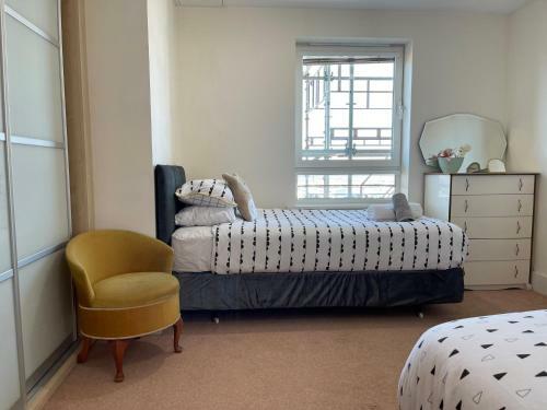 Poole Quay Spacious Family Apartment & Parking