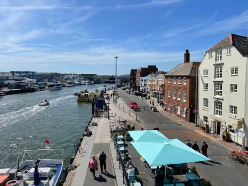 Poole Quay Spacious Family Apartment & Parking