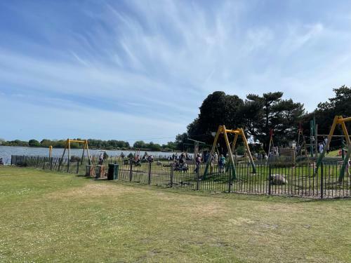 Poole Quay Spacious Family Apartment & Parking