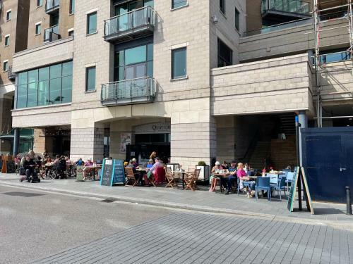 Poole Quay Spacious Family Apartment & Parking