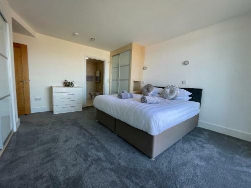 Poole Quay Spacious Family Apartment & Parking