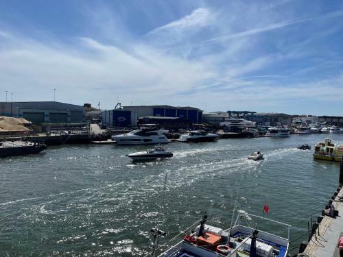Poole Quay Spacious Family Apartment & Parking