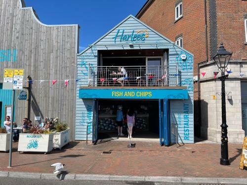 Poole Quay Spacious Family Apartment & Parking