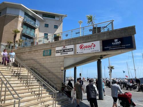 Poole Quay Spacious Family Apartment & Parking