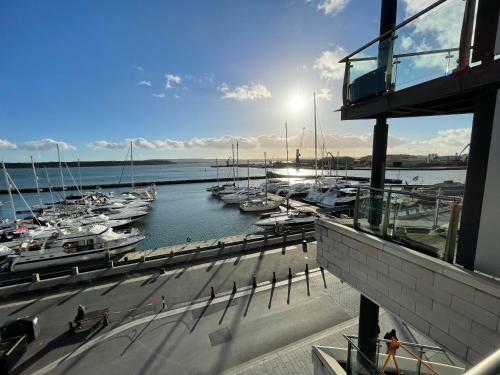 Poole Quay Spacious Family Apartment & Parking
