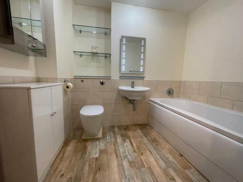 Poole Quay Spacious Family Apartment & Parking