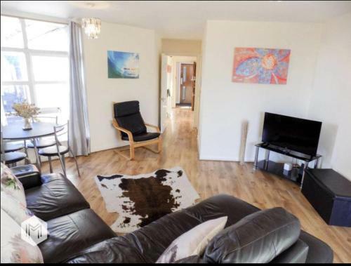 Central 2 Bed Apartment With Parking