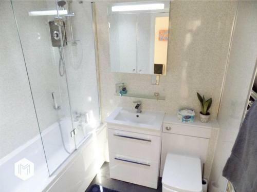 Central 2 Bed Apartment With Parking