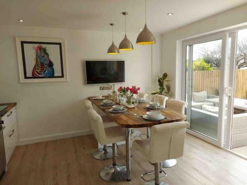 Sunny Modern House In Weymouth With Parking