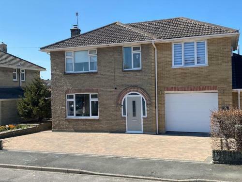 Sunny Modern House In Weymouth With Parking