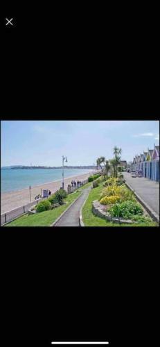 Sunny Modern House In Weymouth With Parking