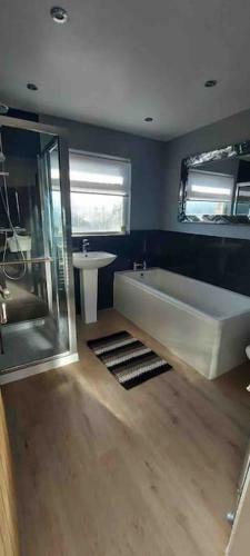 Sunny Modern House In Weymouth With Parking